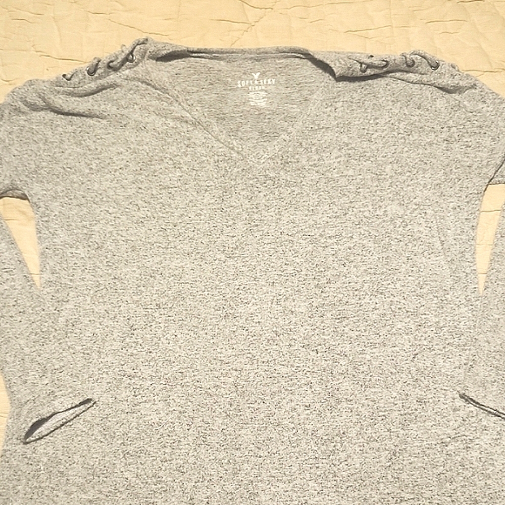 American Eagle Soft & Sexy Plush Gray V-Neck Shirt Size Medium